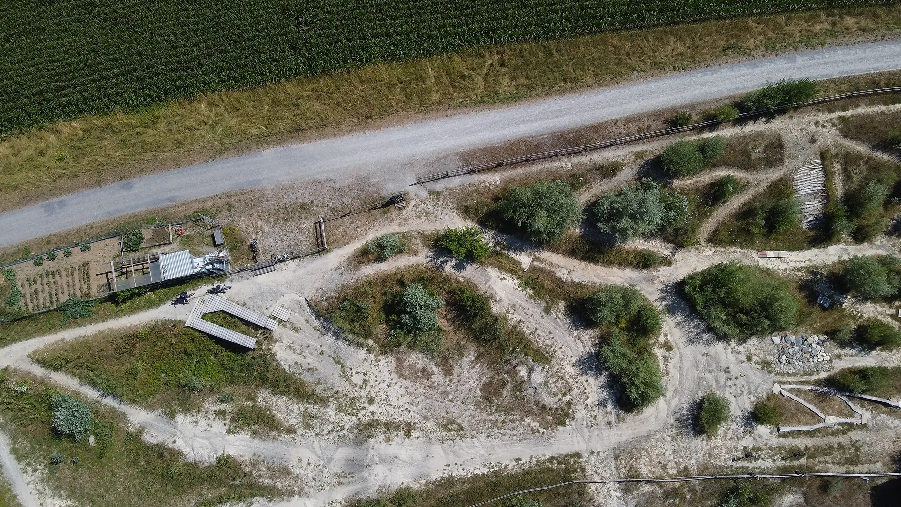 Der Skills-Park Merenschwand aus der Luft, mit dem Wegnetz und den Erdbauten