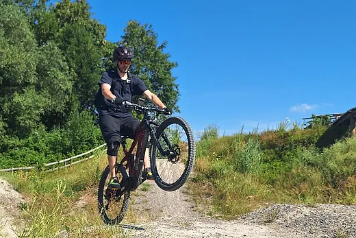Fahrer auf der Jumpline des Skills-Parks