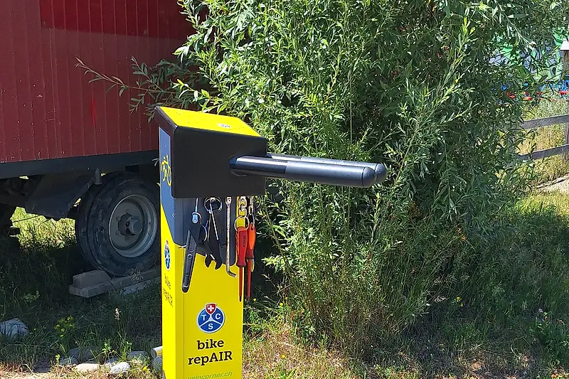 Die TCS repAir Säule mit Werkzeug und Pumpe