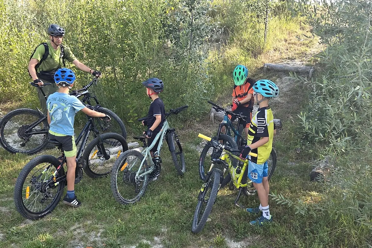 Vier Kinder mit ihren Mountainbikes auf der Anlage im Skills-Park Merenschwand