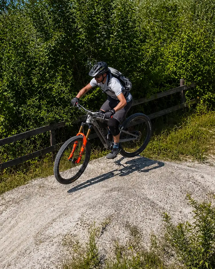 Mountainbiker in der Anliegerkurve im Skills-Park Merenschwand