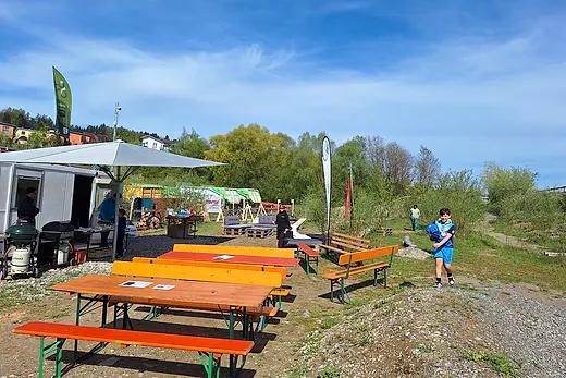 Festwirtschaft mit Bänken und Besuchern bei der Eröffnung des Skills-Parks
